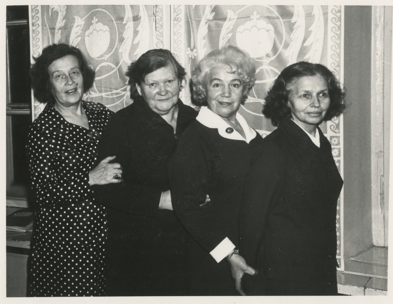 Tartu Tütarlaste Gümnaasiumi vilistlased. Grupifoto.