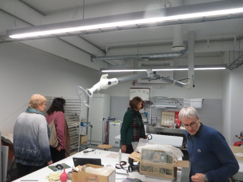 Rahvusarhiivi peahoone (Noora). Dokumentide säilitamine ja konserveerimine. Paremal peakonservaator Jaan Lehtaru.