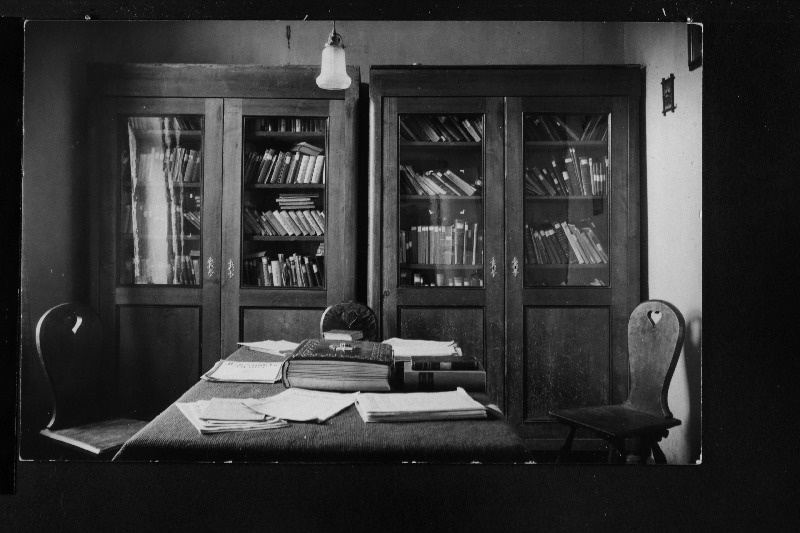 Korporatsiooni Fraternitas Academica raamatukogu ja lugemistuba.