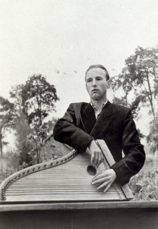 Otepää rajooni Suure Oktoobri kolhoosi kanneldaja Ärni Kasesalu.