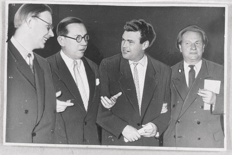 Balti vabariikide nõukogude muusikafestivali-kontserdi vaheajal vestlevad Eesti NSV Heliloojate Liidu liige VI ülemaailmse noorsoofestivali laureaat E. Tamberg, Läti NSV Heliloojate Liidu esimees, Läti NSV teeneline kunstitegelane M. Zarin, Leedu NSV Heliloojate Liidu sekretär E. Balsis ja Läti NSV rahvakunstnik professor J. Ivanov.