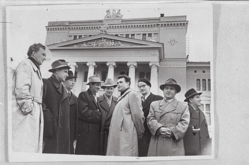 Balti vabariikide nõukogude muusika festivalilt. Läti helilooja V. Kaminski, Eesti heliloojad A. Velmet ja E. Arro, Aserbaidžaani helilooja A. Rzajev, Leedu muusikateadlane V. Karpavicius, Leedu helilooja E. Balšis, Eesti helilooja A. Stepanov, aserbaidžaani helilooja S. Alekserov ja Armeenia helilooja G. Armenjan Läti NSV Riikliku Akadeemilise Ooperi- ja Balletiteatri ees.