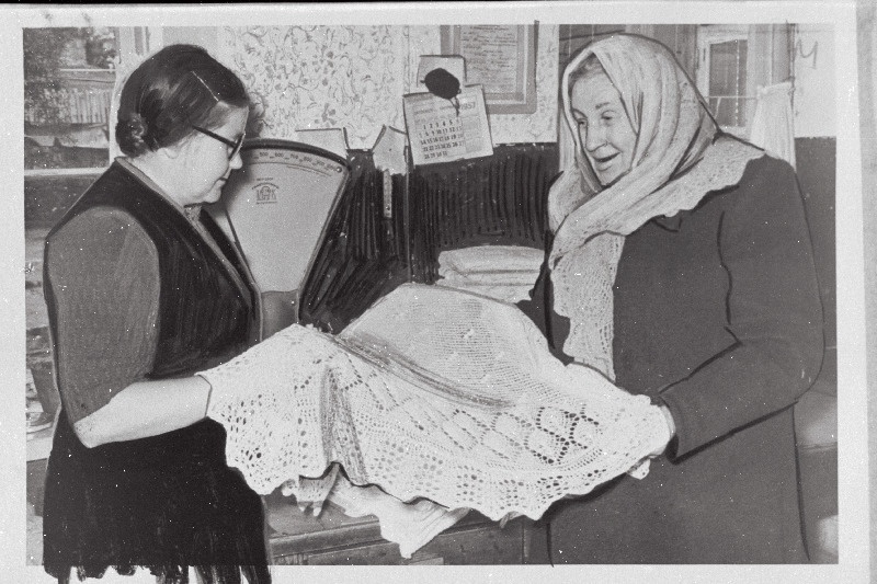 Artelli Haapsalu kudumistööde vastuvõtja Maria Kuusmaa kudujalt Ann Jannilt kudumistööd vastu võtmas.