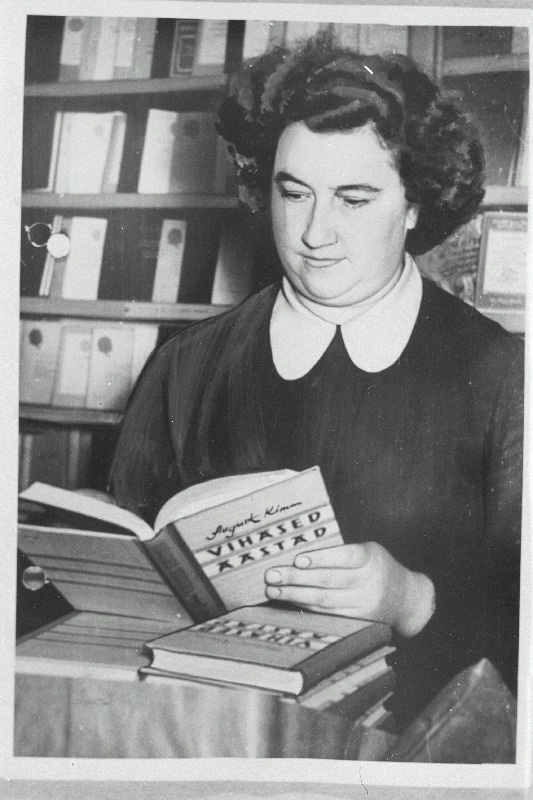 Eesti NSV Kultuuriministeeriumi aukirjaga autasustatud Viljandi raamatukaupluse nr. 4 raamatuosakonna juhataja Senni Paju.