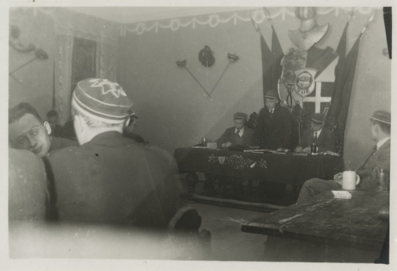 Korporatsioon "Estonia" liikmete koosolek konvendihoone vapisaalis, grupifoto