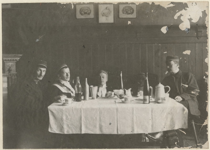 Korporatsioon "Estonia" liikmete koosviibimine konvendihoones, grupifoto