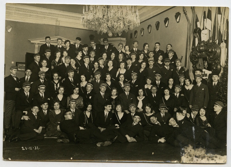 Korporatsioon Vironia liikmed koos Läti naisüliõpilaste kooriga konvendihoone saalis.