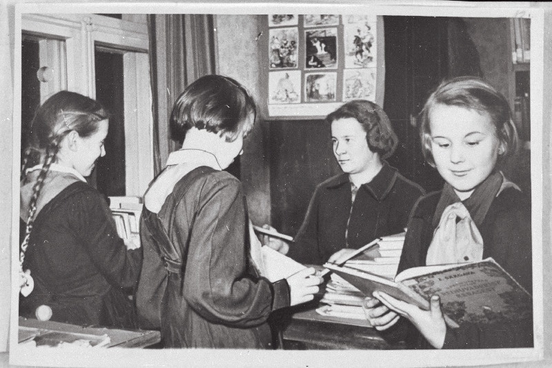 Kärdla lasteraamatukogu aktivistid pioneerid Maire Sinijärv, Maire Kaev ja Aino Sõnajalg lasteraamatukogu juhataja Aili Kaljoga vestlemas.