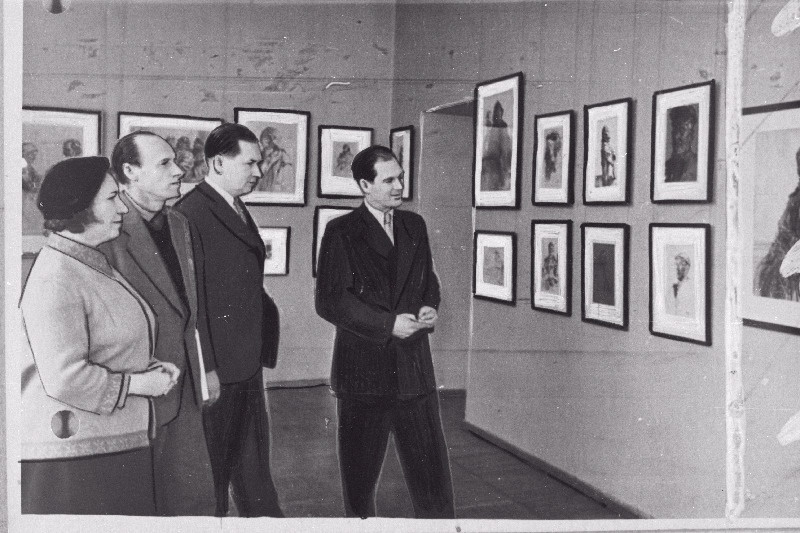 Graafik professor E. Okas (paremal) külalistega kunstinäitust vaatlemas.