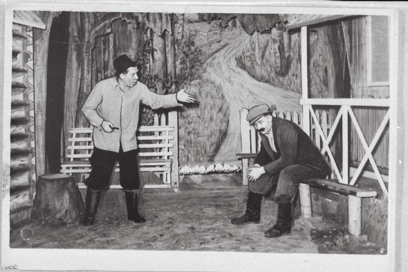 Stseen M. Talvesti näidendist Varrud Kreenholmi Manufaktuuri klubi esituses. Esinevad I. Lipkin ja V. Puzankov.