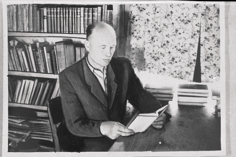 Põltsamaa rajooni Sõpruse kolhoosi kolhoosnik Feliks Sööder oma isiklikus raamatukogus.