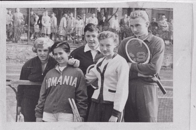Grupp rahvusvahelisest tenniseturniirist osavõtjaid: (vasakult) Marina Gheesi Ungarist, Ilina Mina Rumeeniast, Georg Balaš Ungarist, Tiiu Soome ja Jan Kukal Tšehhoslovakkiast.  duplicate photo