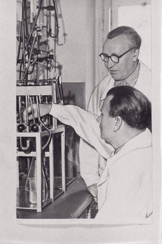 TPI Polümeeride sünteesi laboratooriumi professor H. Raudsepp (tagaplaanil) ja vaneminsener H. Kipper fenoolide tootmise uue katseseadme juures.