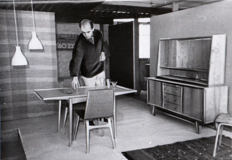 Kunstnik - ruumikujundaja Bruno Tomberg sisustab mööblinäituseks valmistatud Mööblivabriku Standard elutuba.