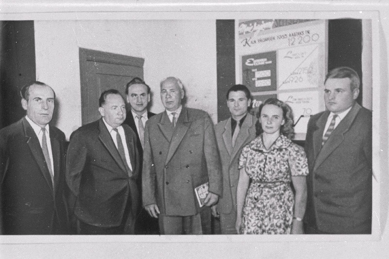 EKP Kingissepa rajooniorganisatsiooni XI konverentsilt. EKP KK esimene sekretär J. Käbin konverentsi vaheajal grupi delegaatide hulgas. Vasakult: EKP Kingissepa Rajoonikomitee esimene sekretär E. Kruusmägi, J. Käbin, kalurikolhoosi Vätta Kalur esimees K. Puun (taga), Kuivastu sadamapunkti kapten A. Räim, Ühismaa kolhoosi esimees E. Kokk, Ühistöö kolhoosi lüpsja-karjatalitaja M. Tammiku, Stalini nimelise kolhoosi aseesimees V. Lember.