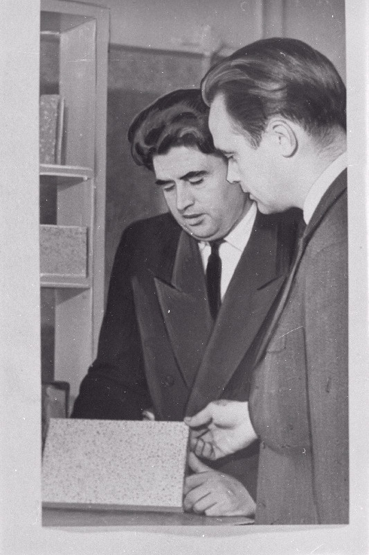 Silikaltsiidi Teadusliku Uurimise Instituudi direktori asetäitja teaduslikul alal J. Hint ja teadusliku uurimise osakonna juhataja L. Vanaselja.