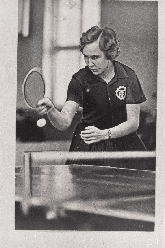 Lauatennisist Mare Kabrits.