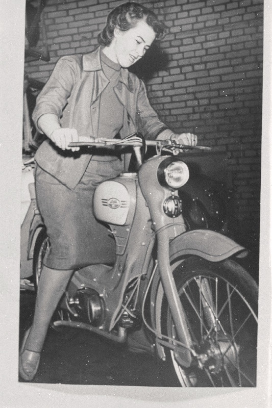 Meistersportlane mootorispordis Inge Lepik.