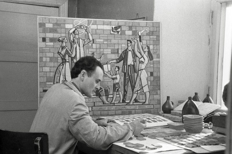 Tallinna Ehituskeraamika Tehase keraamikatsehhi keraamik-tehnoloog Leo Rohlin kunstnik Leppo Mikko keraamilise pannoo jaoks glasuuri proovidele õiget värvigammat otsimas.