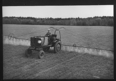 Kehra sovhoosis traktorist F. Bezubov keemilist umbrohutõrjet teostamas.  duplicate photo