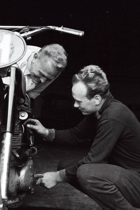 Rapla rajooni Kodila sovhoosi mootorisportlased peainsener Rein Väljak ja garaažijuhataja Aavo Kaarits.