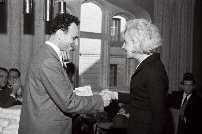 Bulgaaria Rahvavabariigi Moskva saatkonna esimene sekretär K. Bossev kätte andmas Bulgaaria RV erakorralise ja täievolilise suursaadiku õnnitluskirja ühele sõpruskonkursi "Kas te tunnete sotsialistlikku Bulgaariat" võitjale insener M. Uffertile.