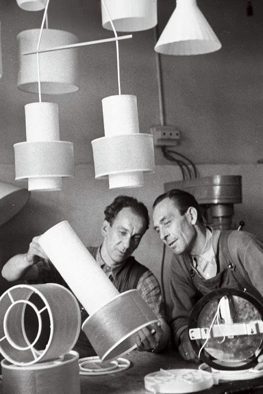 Plastmasstoodete Tehase Estoplast eksperimentaalluksepad (vasakul) Kamaliel Lepsi ja Elmar Jalakas Moskva aastalaadale minevate uudistoodete armatuure monteerimas.