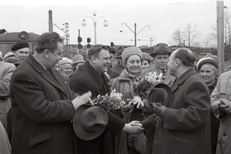 Pärast menukaid külalisesinemisi Soomes tervitab kodulinna tagasi saabunud V. Kingissepa nimelise Tallinna Riikliku Akadeemilise Draamateatri kollektiivi Tallinna Linna TSN Täitevkomitee esimees J. Undusk.