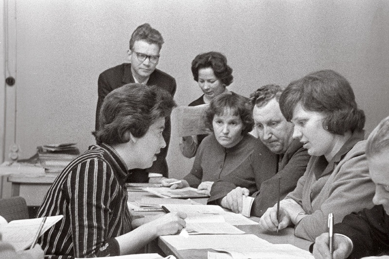 Elamu- ja Kommunaalmajanduse ning elukondliku teenindamise ettevõtete tehnilise informatsiooni alal töötajatele korraldatud kvalifikatsiooni tõstmise kursusest osavõtja komisjonile aru andmas.