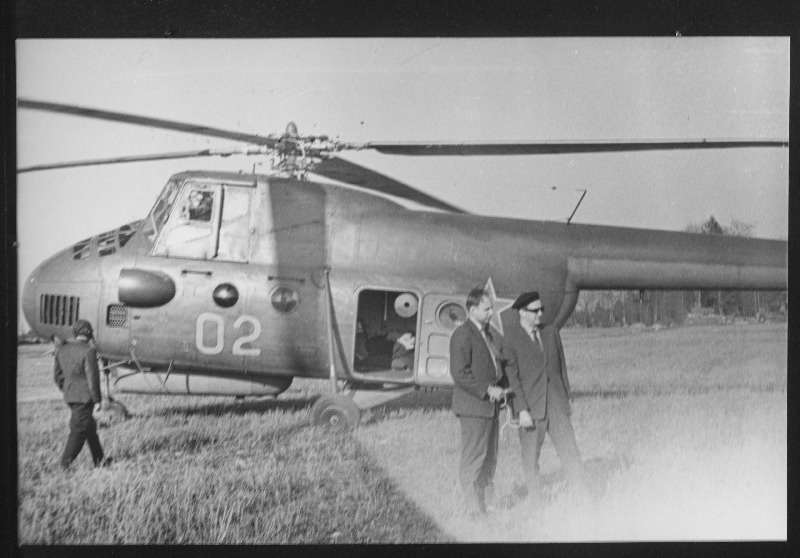Eesti Raadio reporterid Märjamaal koostamas saadet pühade eel üle Eesti sooritatud helikopterireisi muljetest.