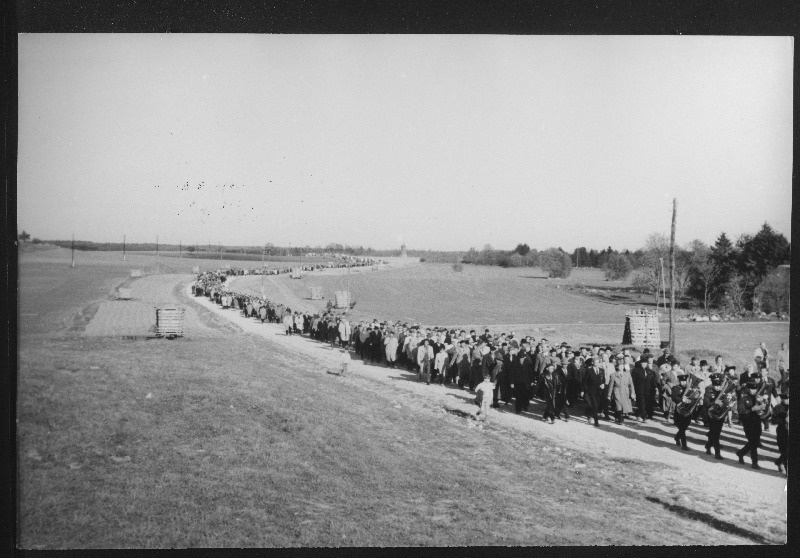 Teise maailmasõja veteranid liikumas Loksalt endistele Eesti Laskurkorpuse väeosa liikmetele valmispandud telklaagrisse Porkuni järve kaldal.