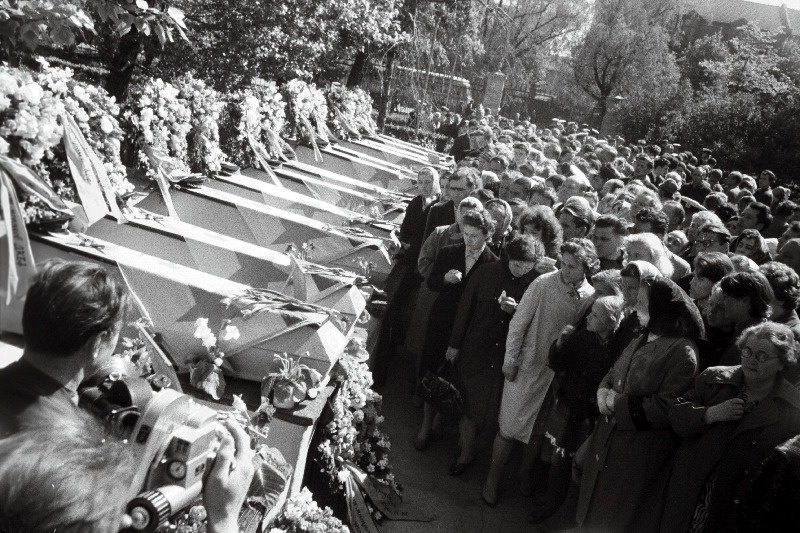 Tallinna töötajad avaldamas viimast austust Teise maailmasõja ajal  Vormsi saare lähedal hukkunud allveelaeva M-81 meeskonnaliikmete põrmude muldasängitamisel.