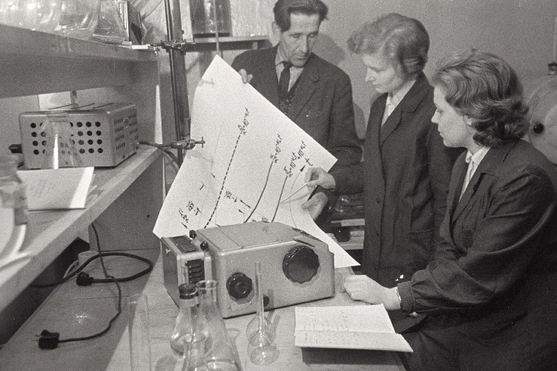 Tallinna Polütehnilise Instituudi sanitaartehnika ja hüdraulikakateedri laboratooriumi töötajad keemiainsener Maila Tõruke (paremal), mikrobioloog Mall Aarma ja hüdroloogia insener Armin Kask Üleliidulise Hüdroettevõtete Projekteerimise Instituudi tellimisel meie maa veeressursside iseloomu ja kasutamise skeemi jaoks töid teostamas.