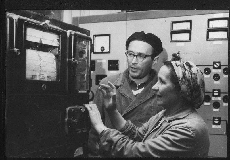 Leningradi Instituudi Giprotsement insenerid (vasakult) Lev Balov ja Zoja Vorõbajeva tsemenditehases Punane Kunda tehnoloogilise kontrolli täiustamise võimalusi uurimas.