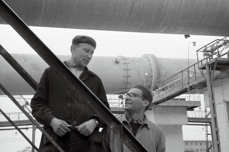 Tsemenditehase Punane Kunda klinkritsehhi juhataja asetäitja Kuldar Kildmaa (vasakul) ja tsemenditsehhi insener Tõnu Pakspuu - põlevkivi transportööride töö automatiseerijad.