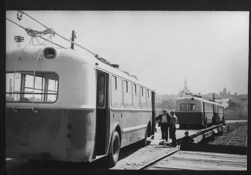Esimesed trollibussid ZIU-5 avatava esimese trollibussiliini jaoks Tallinnas saabusid Kopli kaubajaama Volga äärsest Engelsi linnast.