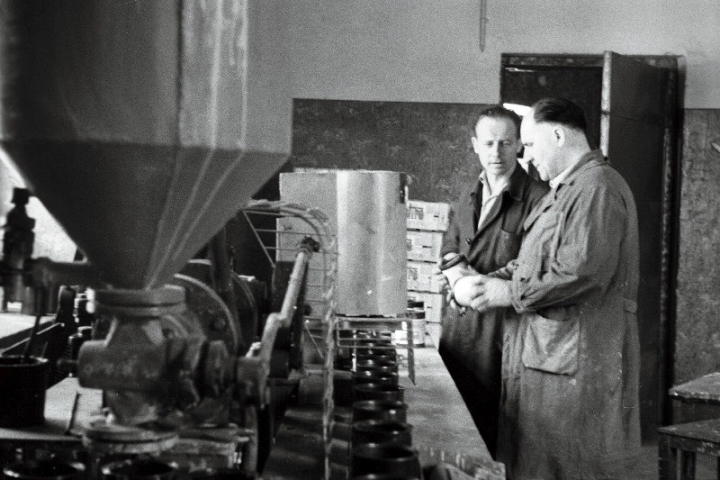 Tallinna Keemiakombinaadi Flora meister Artur Greim ja vaneminsener Peeter Rätsep jälgivad õlivärvide villimise seadme tööd.
