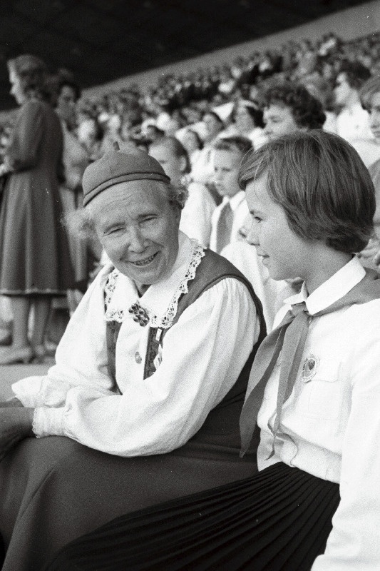 J. Tombi nimelise Kultuurihoone tööveteranide segakoori Kungla vanem, alates 1932.a. kõigist laulupidudest osavõtnud Hilda Peterson ja esmakordselt üldlaulupeol esinev Tallinna 34. Keskkooli õpilane Mall Attemann.