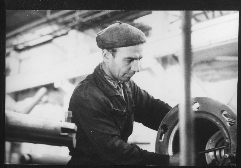 Tehas Volta treial, kommunistliku töö eesrindlane Nikolai Senjov on valmistanud elektrimootorite keresid juba neliteist aastat.