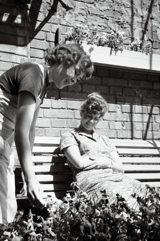 Plastmasstoodete tehase Estoplast armatuuri-montaaži jaoskonna töötajate poolt sisustatud puhkenurgas viibivad Milvi Siimsen ja Laine Kurvits.
