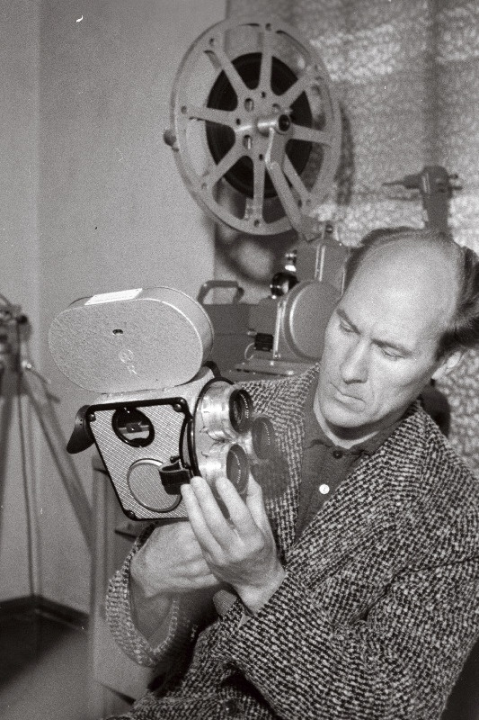 Pärnus Kalevi tänaval avatud teeninduskombinaadi Säde fotoateljee töötaja Kaljo Pruul jäädvustab soovi korral perekondlikud sündmused filmilindile.