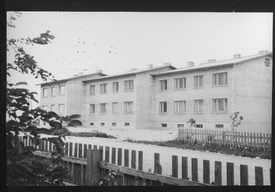 J. Lauristini nimeline Tallinna 16. Keskkooli uue koolihoone pidulikul avamisel kõneleb EKP Tallinna Linnakomitee esimene sekretär V. Väljas.  duplicate photo