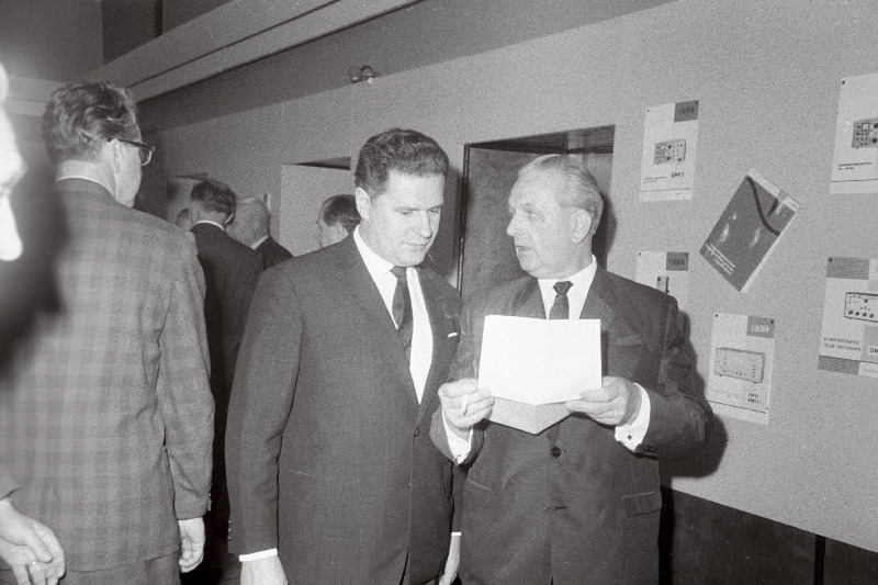 Vabariiklikus Teaduslik-Tehnilise Propaganda Majas avatud Saksa Demokraatliku Vabariigi elektrotehnika alaste toodete kataloogide ja prospektide näituse toojad Moskvas asuva Saksa DV kaubandusesinduse osakonnajuhataja asetäitja Gonrad Ulrich (vasakul) ja rändnäituse direktor Walter Kapsch.