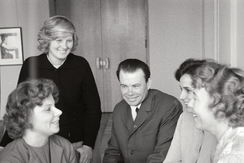 Grupp ametiühingute XIV kongressi delegaate kongressi töö vaheajal: (vasakult) Evi Piiber tekstiilivabrikust Punane Koit, Herta Ojamets Rapla rajooni Põlduri kolhoosist, Ivan Lõbatjev Tallinna Merekalasadamast, Valve Kohv tekstiilivabrikust Punane Koit ja Viida Proost Kodila sovhoosist.