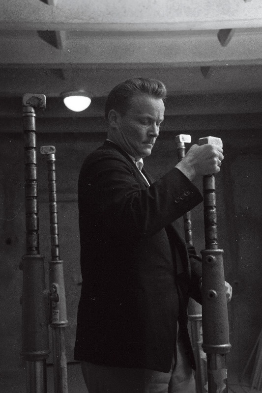 Elektrijaamade ja Elektriseadmete Tööstuse Tööliste Ametiühingu Vabariikliku Komitee ühiskondliku spordiosakonna juhataja Leonid Mõttus ehitatava energeetikute spordihoone võimlemissaalis rööbaspuudealuseid paigale seadmas.