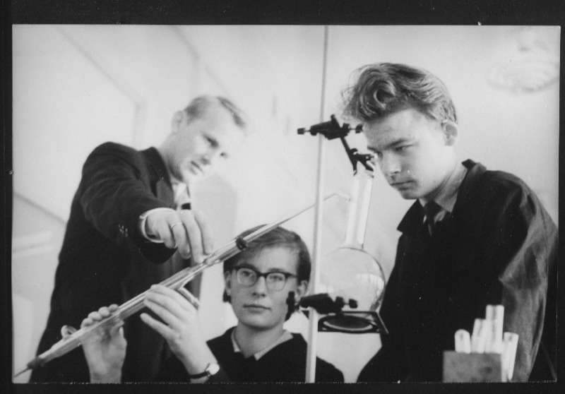 Tartu 5. Keskkooli õpilastel Inge Suitel ja Tõnu Sarvel aitab keemiatunnis katset läbi viia õpetaja Aarle Tõldsepp (vasakul).