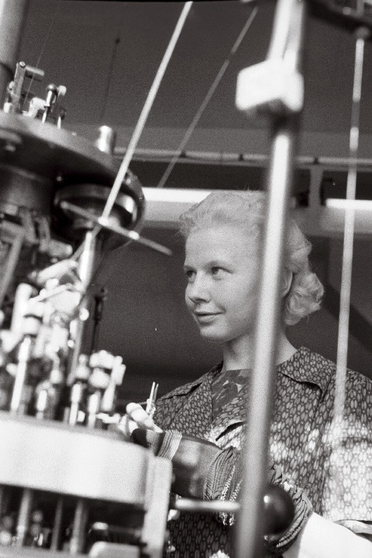 Tekstiilvabriku Punane Koit ringsukaosakonna kuduja, komsomolikomitee liige Galina Agaševa.