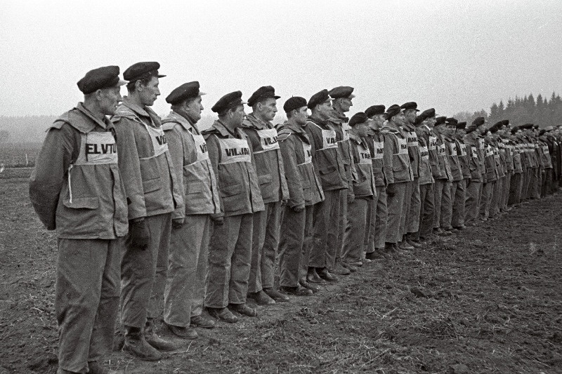 Vabariigi esimestest künnivõistlustest osavõtjad avadefileel.