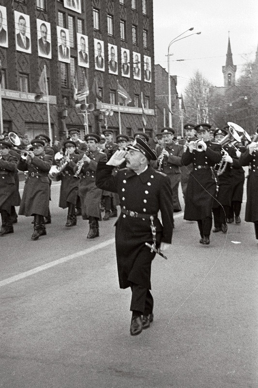Tallinna garnisoni orkester Suure Sotsialistliku Oktoobrirevolutsiooni 48. aastapäevale pühendatud demonstratsioonil.
