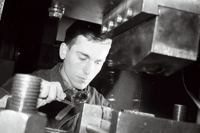 Tallinna Juveelitehase eesrindlik stantsija, komsomoliorganisatsiooni aktiivsemaid liikmeid Jüri Lokk.